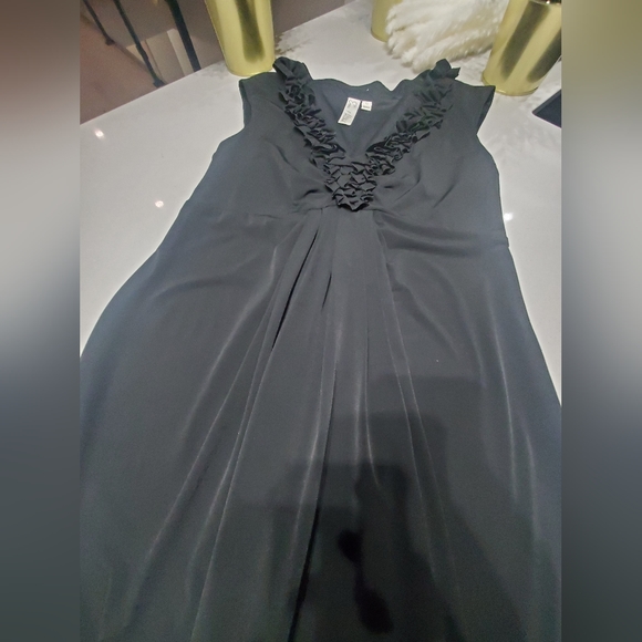 EMMA & MICHELE Belle petite robe noire avec drapage au devant et encolure en V - Picture 5 of 7